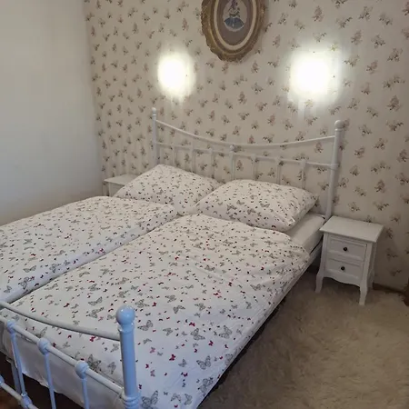 Kastiel Kostany بيت ضيافة 3*