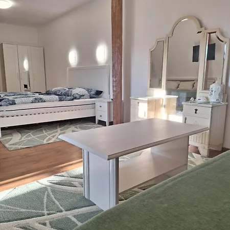 Kastiel Kostany بيت ضيافة 3*