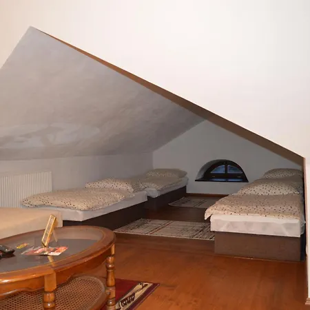 Kastiel Kostany بيت ضيافة 3*